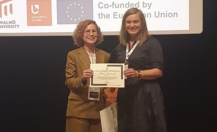 Dr Monika Kaźmierczak odbiera nagrodę w Stambule