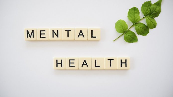 kolorowa grafika przedstawiająca napis o treści Mental Health; w prawym górnym rogu znajduje się zielona gałązka bazylii z siedmioma listkami