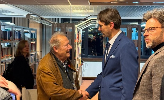 Zdjęcie ze spotkania, Rektor Uniwersytetu Łódzkiego podaje rękę Adamowi Michnikowi