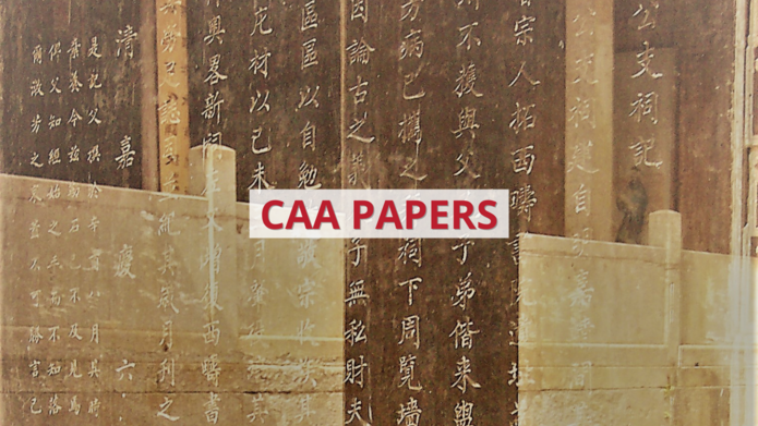 Zbliżenie na chińskie znaki wyryte na monumencie z napisem ‘CAA Papers’ / Close-up of Chinese characters engraved on the monument with the inscription ‘CAA Papers’ in English
