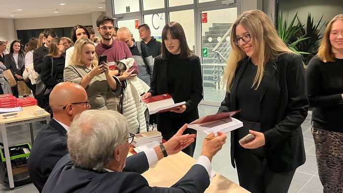 Jan Kulesza i Witold Kulesza podczas podpisywania książek