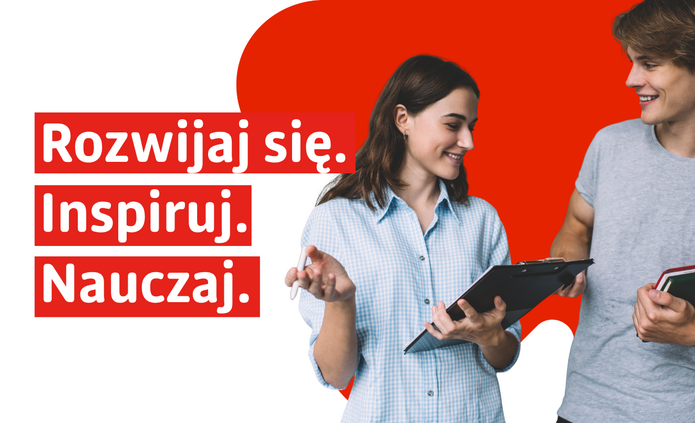 Grafika promująca program „Aktywni”. Po lewej stronie, na jasnym tle, umieszczono trzy hasła zapisane dużą białą czcionką na czerwonych polach: „Rozwijaj się.”, „Inspiruj.” i „Nauczaj.” Po prawej stronie widoczne są dwie osoby rozmawiające – jedna trzyma tablet i gestykuluje dłonią, druga trzyma zeszyty. W tle znajduje się duży czerwony element graficzny w kształcie zaokrąglonej strzałki. Całość ma nowoczesny, minimalistyczny charakter i utrzymana jest w czerwono-białej identyfikacji wizualnej.