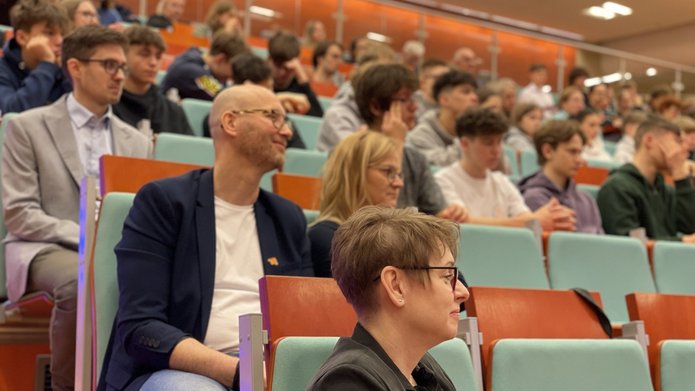 uczestnicy sympozjum na auli, na pierwszym tle dr hab. Małgorzata Wrzesień, prof. UŁ - Prorektor ds. Kształcenia UŁ
