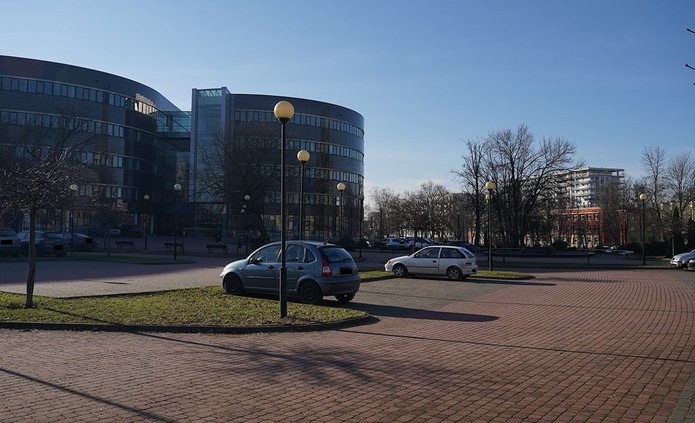 Parking przed wydziałem.