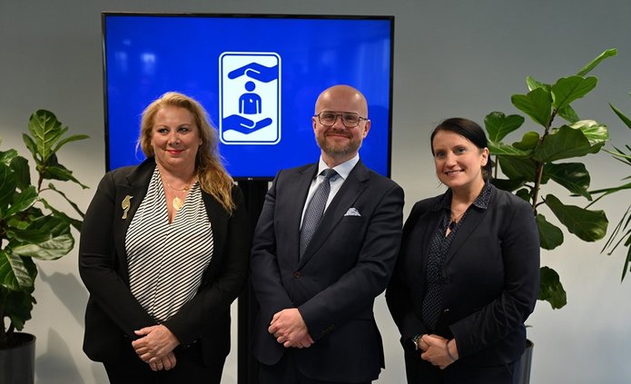 Kobiety w żakietach i mężczyzna w garniturze