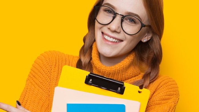 Studentka zapraszająca na wydarzenie