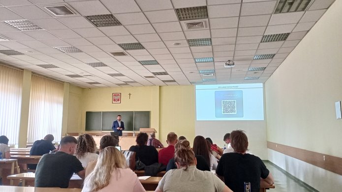słuchacz na auli podczas wykładu