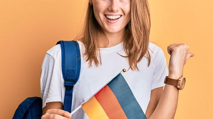 Uśmiechnięta dziewczyna z flagą Niemiec.