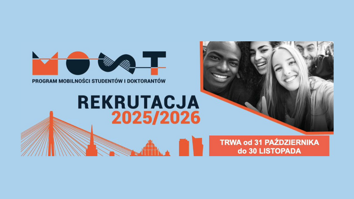 Na jasnoniebieskim tle logo „MOST – Program Mobilności Studentów i Doktorantów” (kolory: granat i pomarańcz) oraz duży napis „REKRUTACJA 2025/2026”. Po lewej sylwetki miejskich budynków i mostu w kolorze pomarańczowym. Po prawej zdjęcie grupy uśmiechniętych młodych osób, w ramce z pomarańczową obwódką. W dolnej części pomarańczowy pasek z napisem „TRWA od 31 PAŹDZIERNIKA do 30 LISTOPADA