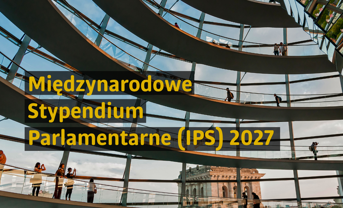 Grafika promująca Międzynarodowe Stypendium Parlamentarne (IPS) 2027. W tle znajduje się wnętrze nowoczesnego budynku z charakterystyczną szklaną kopułą i wielopoziomowymi, okrężnymi przejściami. Na poszczególnych kondygnacjach widoczne są sylwetki osób spacerujących i zatrzymujących się przy balustradach. Przez przeszklenia w dolnej części kadru widać fragment monumentalnego budynku miejskiego. Po lewej stronie, na półprzezroczystych czarnych polach, umieszczono żółty napis: „Międzynarodowe Stypendium Parlamentarne (IPS) 2027”. Całość utrzymana jest w nowoczesnym, międzynarodowym i akademickim charakterze, nawiązującym do instytucji parlamentarnych i mobilności edukacyjnej.