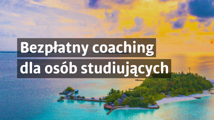 Grafika promująca bezpłatny coaching dla osób studiujących. W tle widoczny jest tropikalny krajobraz z wyspą otoczoną turkusową wodą oraz zachodem słońca. Na środku umieszczono napis: „Bezpłatny coaching dla osób studiujących”.