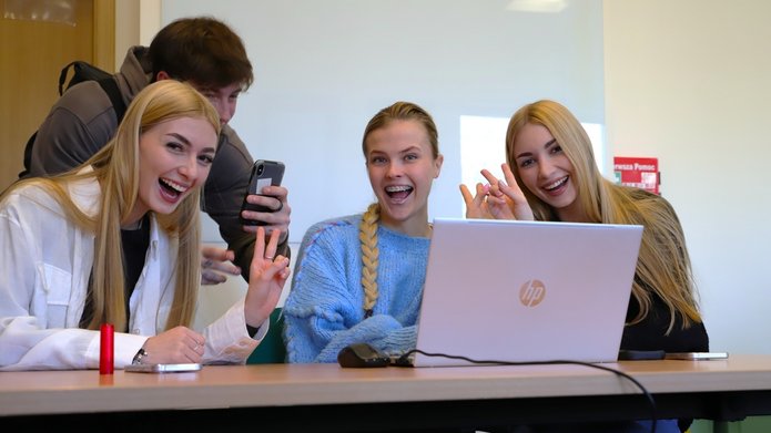 Uśmiechnięte studentki