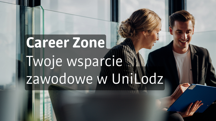 Grafika informacyjna przedstawiająca dwie osoby rozmawiające w nowoczesnym biurze. Kobieta i mężczyzna siedzą naprzeciw siebie i wspólnie przeglądają dokument na niebieskiej teczce. Na środku znajduje się półprzezroczysty, ciemny prostokąt z białym napisem: „Career Zone – Twoje wsparcie zawodowe w UniLodz”.