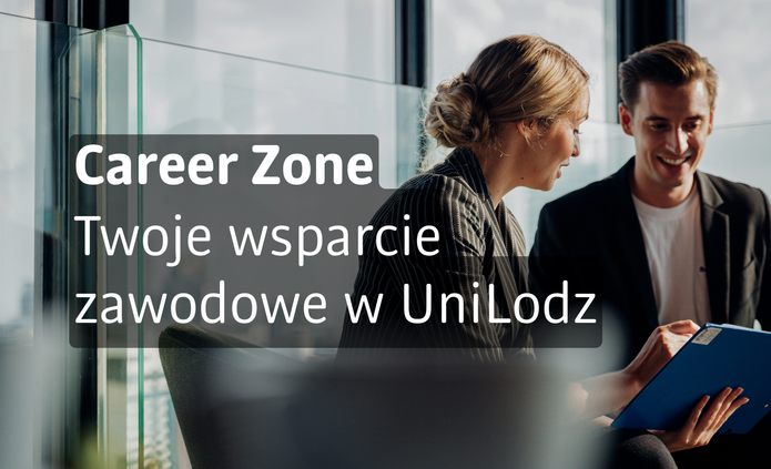 Grafika informacyjna przedstawiająca dwie osoby rozmawiające w nowoczesnym biurze. Kobieta i mężczyzna siedzą naprzeciw siebie i wspólnie przeglądają dokument na niebieskiej teczce. Na środku znajduje się półprzezroczysty, ciemny prostokąt z białym napisem: „Career Zone – Twoje wsparcie zawodowe w UniLodz”.