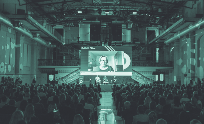 Sala wypełniona ludźmi