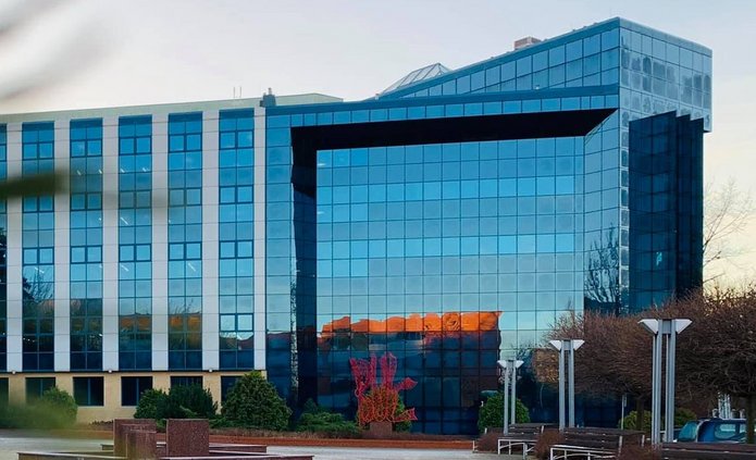 Niebieski budynek biblioteki