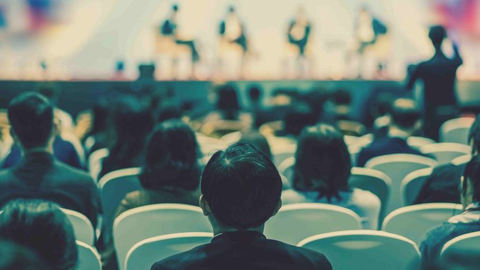 Uczestnicy konferencji słuchający wykładu (zdjęcie od tyłu).