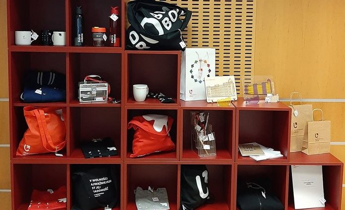 regał z asortymentem sklepu