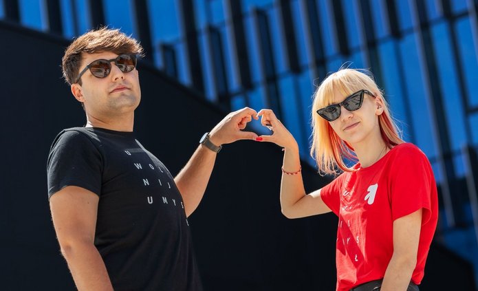 Ambasadorka i Ambasador #Unilodz tworzący ze swoich dłoni serce