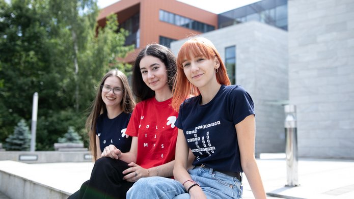STudentki przed wydziałem