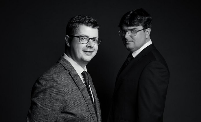 Dwóch mężczyzn w garniturach.