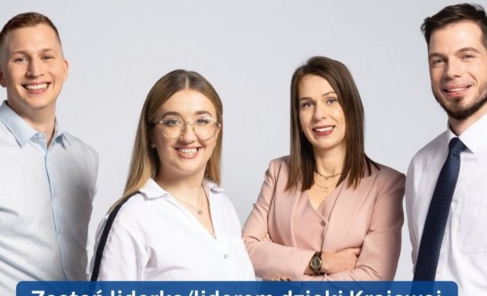 Grafika promująca rekrutację do Krajowej Szkoły Administracji Publicznej (KSAP). Na jasnym tle stoją cztery osoby ubrane w stylu biznesowym i półformalnym, zwrócone w stronę odbiorcy. W górnej części znajduje się hasło: „Zmieniaj Państwo”. Pośrodku, na granatowym polu tekstowym, umieszczono komunikat zachęcający do udziału w rekrutacji do KSAP oraz informację, że absolwentki i absolwenci rozwijają kariery m.in. w ministerstwach, urzędach centralnych, ambasadach i instytucjach międzynarodowych. W dolnej części podano termin naboru: od 4 maja do 24 lipca 2026 r. W lewym górnym rogu widoczne jest logo KSAP. Całość utrzymana jest w profesjonalnym i nowoczesnym charakterze, podkreślającym rozwój kariery w administracji publicznej.