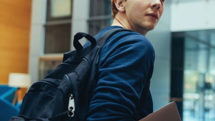 Zdjęcie studenta z plecakiem 
