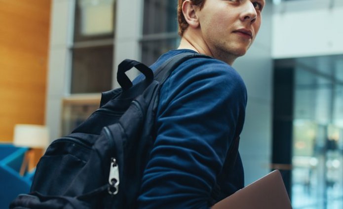 Zdjęcie studenta z plecakiem 