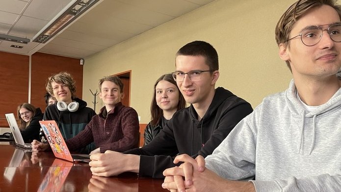 studenci siedzący przy stole