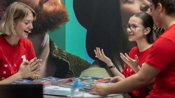 trójka studentów rozmawia 