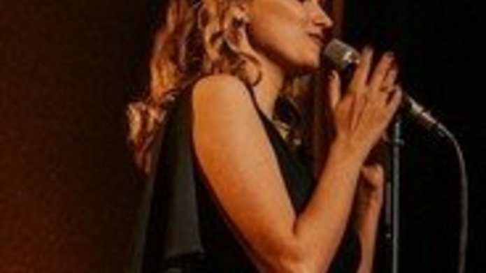 Wokalistka Joanna Aleksandrowicz na scenie