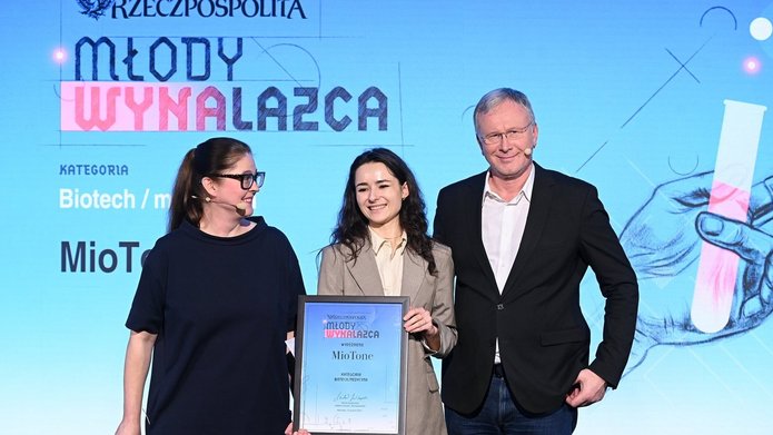 inż. Kamila Samolej podczas odbierania nagrody