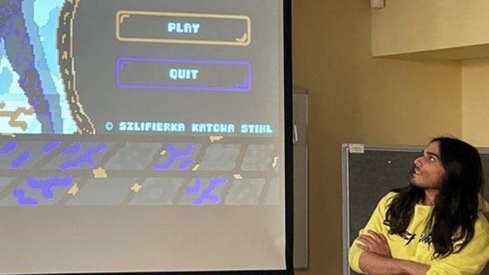 uczestnicy konkursu gamejam prezentujący swoją grę