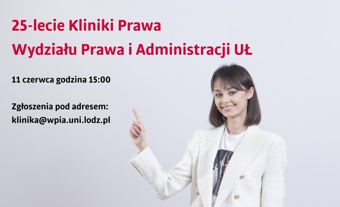 Kobieta pokazuje palcem zaproszenie na jubileusz Kliniki Prawa