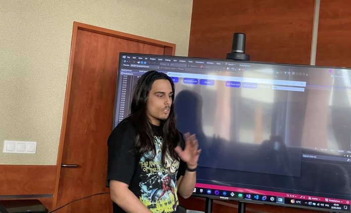 prof. Witold Pedrycz wygłaszający wykład na sali 