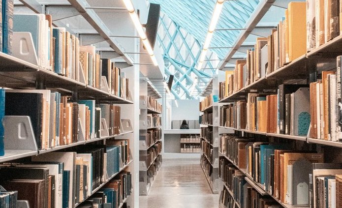 zdjęcie regału w bibliotece