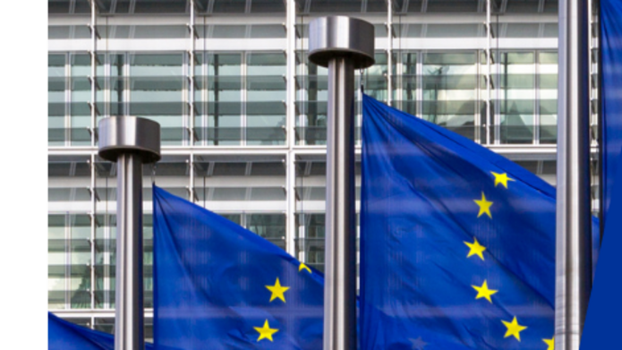 Grafika promująca rekrutację do instytucji Unii Europejskiej. Po lewej stronie widoczne są powiewające flagi UE na tle nowoczesnego szklanego budynku. Po prawej stronie, na niebieskim tle z emblematem UE, znajduje się tekst informujący o naborze od 5 lutego do 10 marca 2026 roku, skierowanym do osób z dyplomem licencjata i znajomością języka urzędowego UE. Podany jest adres strony: www.eu-careers.europa.eu.