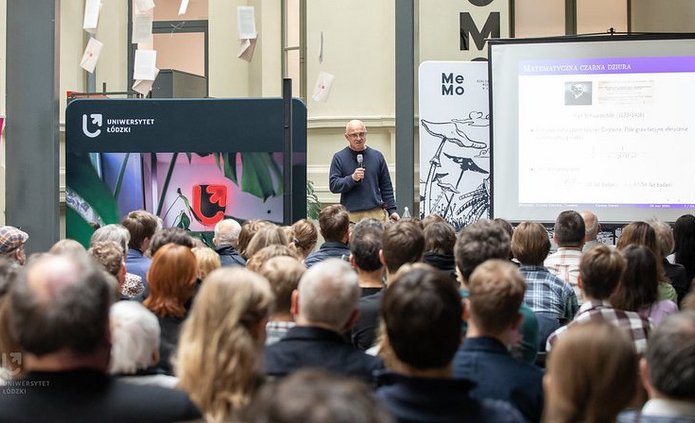 Zdjęcie publiczności podczas wykładu prof. Macieja Dunajskiego