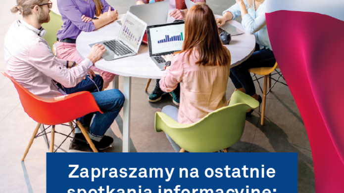 Grafika promocyjna programu KSAP ‘Staż, który ma znaczenie’. Na zdjęciu przy stole w nowoczesnej, jasnej przestrzeni konferencyjnej siedzi kilku młodych osób — mężczyzna i trzy kobiety — prowadząc aktywną dyskusję przy otwartych laptopach z wykresami. U góry znajduje się logo KSAP obok napisu ‘STAŻ, który ma znaczenie’ umieszczonego na niebieskim tle. Na środku umieszczony jest granatowy pasek z białym tekstem: ‘Zapraszamy na ostatnie spotkania informacyjne:’. Bezpośrednio pod nim, na białych polach, wyróżniono dwa terminy: ‘7 sierpnia godz. 16:00’ oraz ‘12 sierpnia godz. 11:00’. Po prawej stronie grafiki znajduje się fragment polskiej flagi w kolorach bieli i czerwieni. Całość utrzymana w profesjonalnej estetyce, sugerującej formalny i inspirujący charakter wydarzenia.
