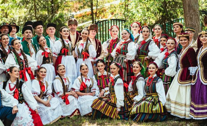 grupa tancerzy pozujących w strojach rzeszowskich, spiskich, opoczyńskich i szlacheckich