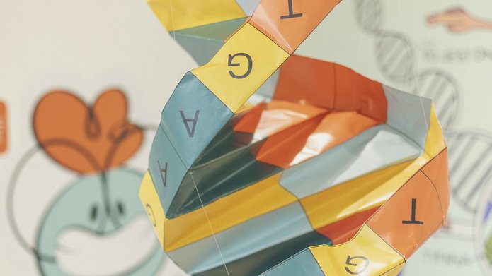 Instalacja artystyczna przedstawiająca łańcuch DNA