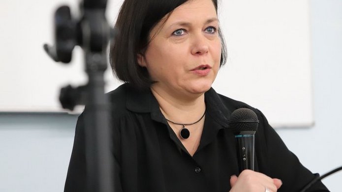 Kinga Chelińska Barańska z mikrofonem
