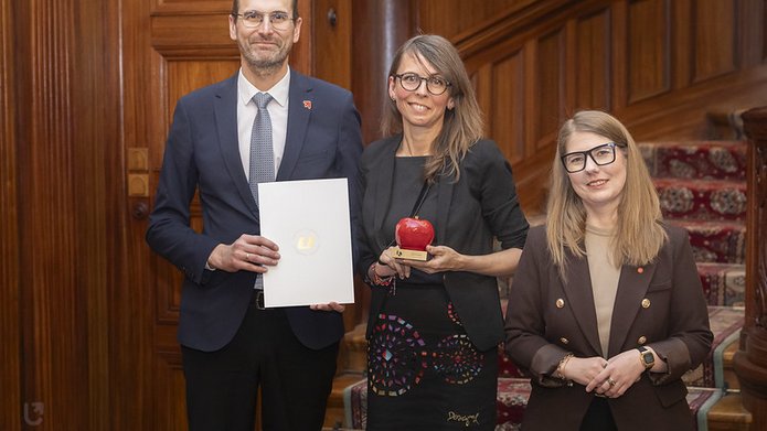 Osoby pozujące do zdjęcia podczas uroczystości