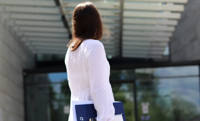 Dziewczyna przed budynkiem