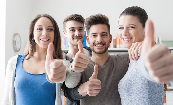 Studenci kierujący kciuki w górę
