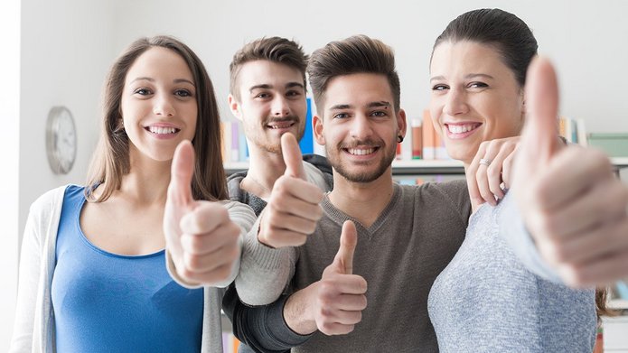 Studenci kierujący kciuki w górę