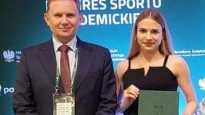 Paulina Grzegórska i prorektor UŁ Radosław Olszewski