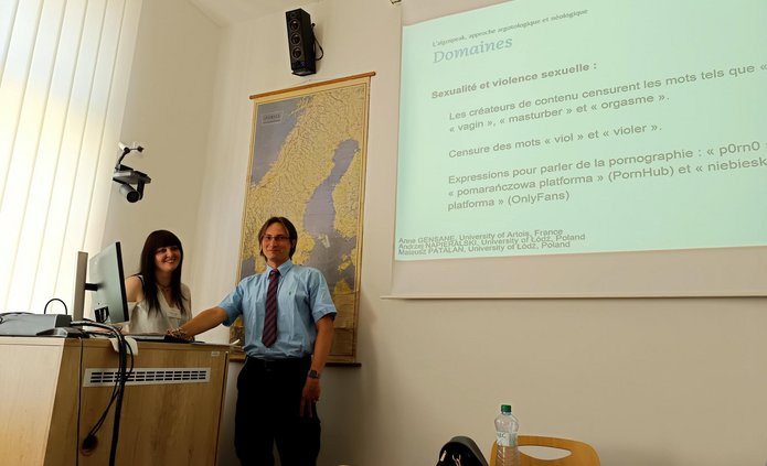 dr Anne Gensane i dr Andrzej Napieralski podczas wystąpienia na Uniwersytecie Karola w Pradze