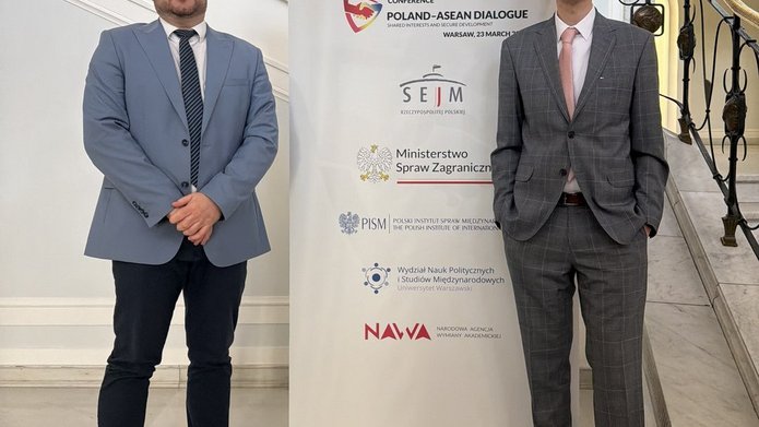 Dr Zaręba i dr Chatys przy banerze wydarzenia Dialog Polska-ASEAN
