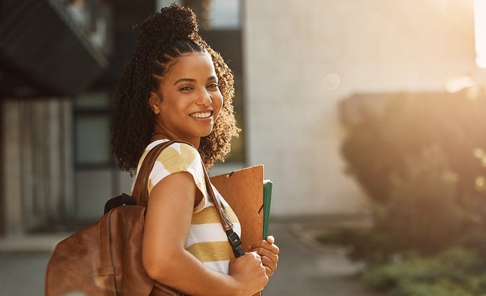 Studentka z plecakiem.